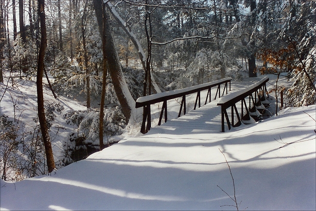 snow-bridge.jpg (259467 bytes)